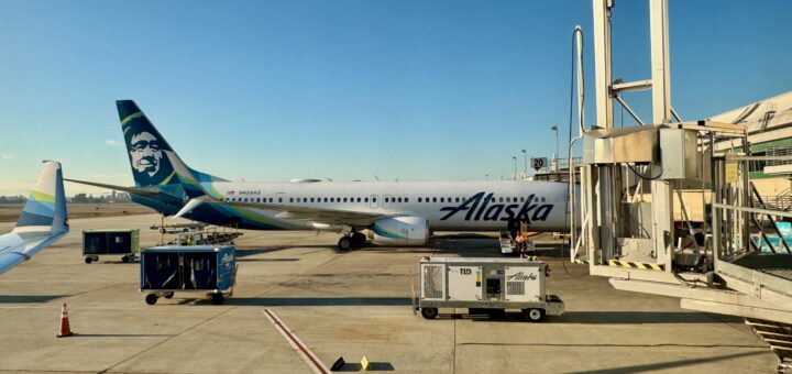 Alaska B737-900